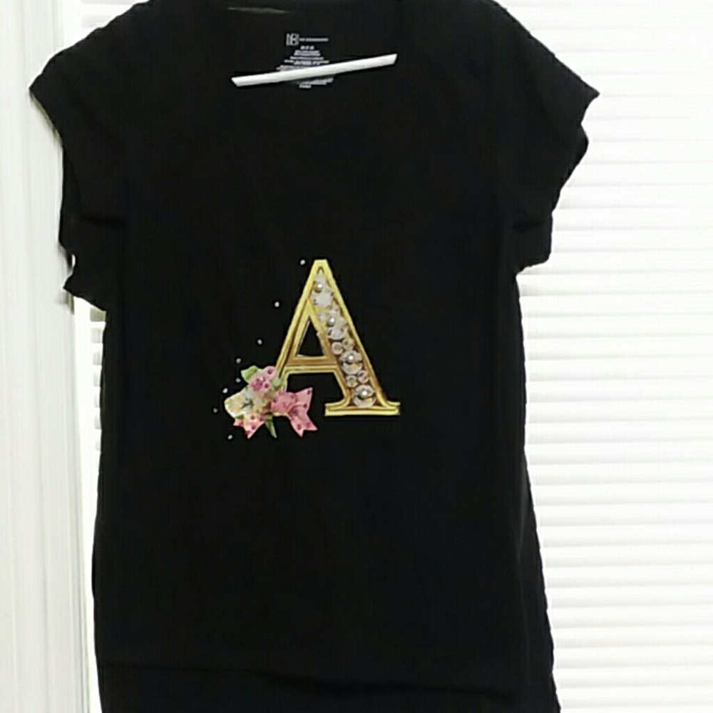 playera inicial de nombre y adornos con perlas